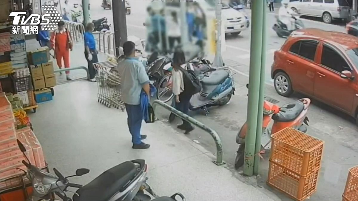 桃園行車糾紛２男互毆，路過高中生衝上前制止。（圖／TVBS）