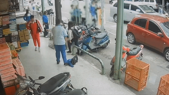 桃園行車糾紛2男互毆,路過高中生衝上前制止。(圖/TVBS)