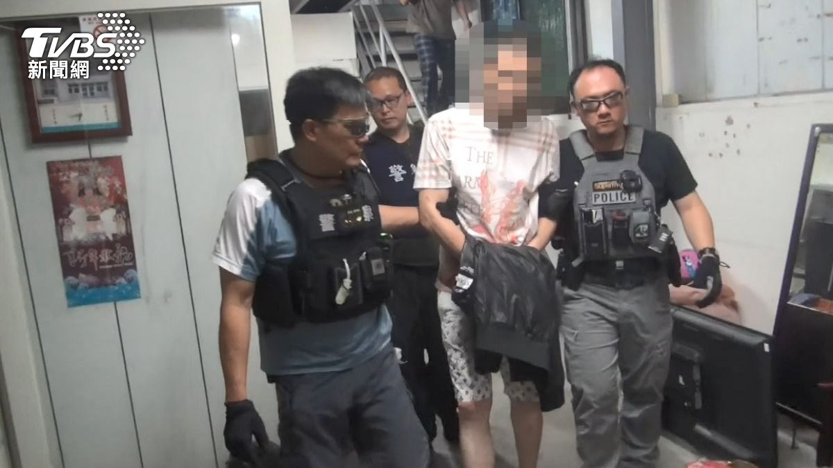 警方和賴男對峙約5小時。(圖/TVBS)