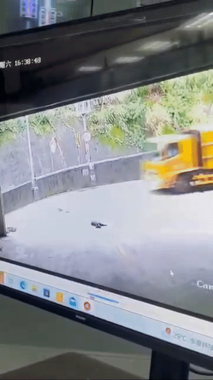 基隆垃圾車進焚化廠,未減速輾死黑狗。(圖/翻攝自臉書八斗子大小事)