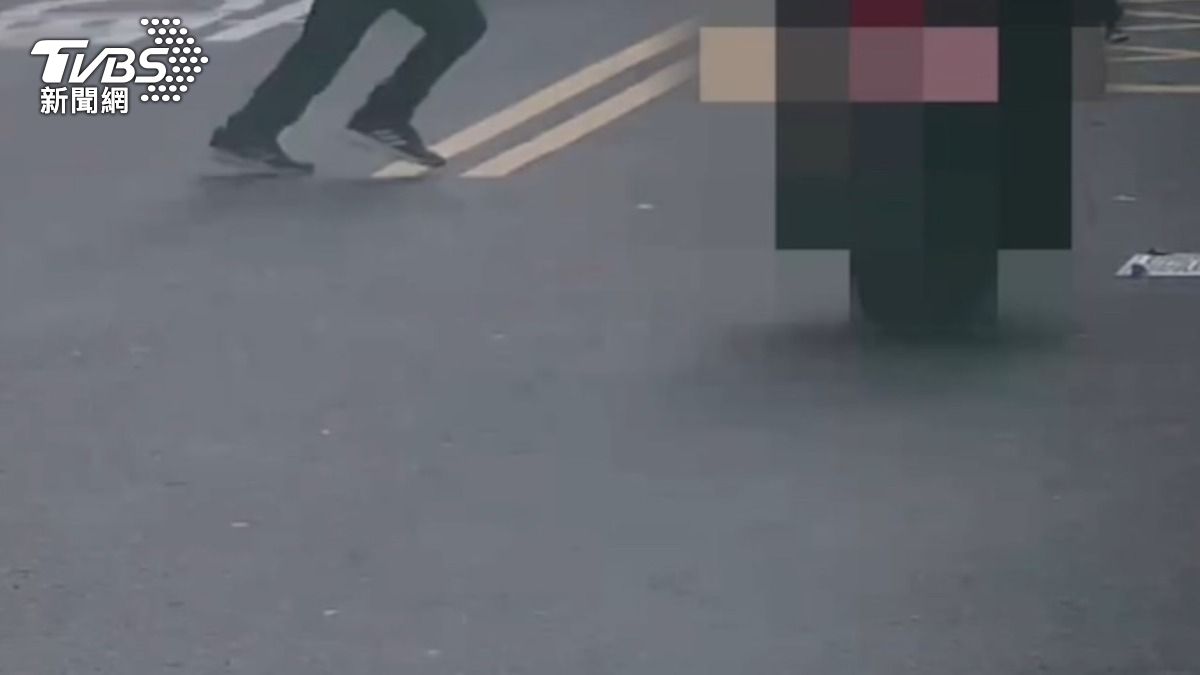 高雄小六男童馬路上「失控暴衝」   紅牌重機遭擊落瞬間曝