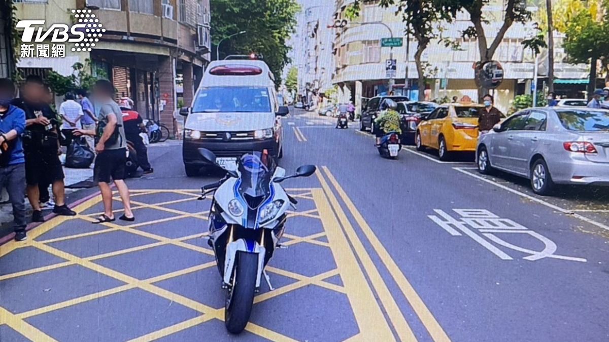 重機騎士遭橫越馬路的小六男童擊落。(圖/TVBS)