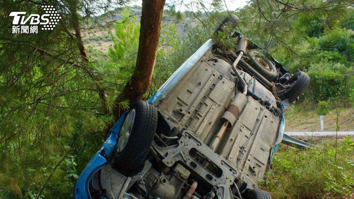 出事的車輛失控後多次衝撞護欄，最後從右側衝出、撞上一旁的樹木，導致車身嚴重毀損。（示意圖／達志影像shutterstock）