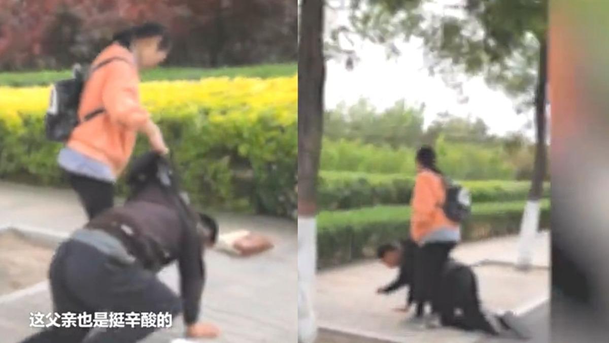 山西一名父親疑因沒錢買iPhone給女兒，竟跪地自責，女兒在一旁連忙拉他起身。（圖／翻攝自微博）