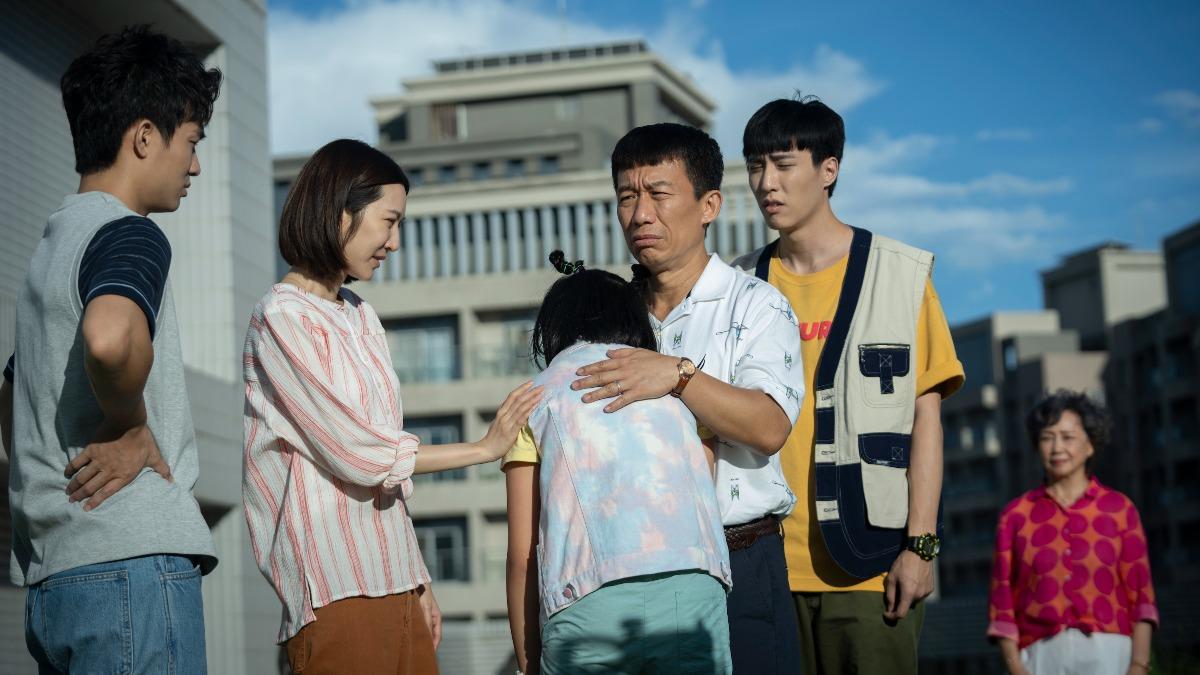 郭子乾、曾莞婷、余晉、胡智強、陳昭妃在《省省吧!我家富貴發》一家五口超省錢。(圖/瀚草文創提供)