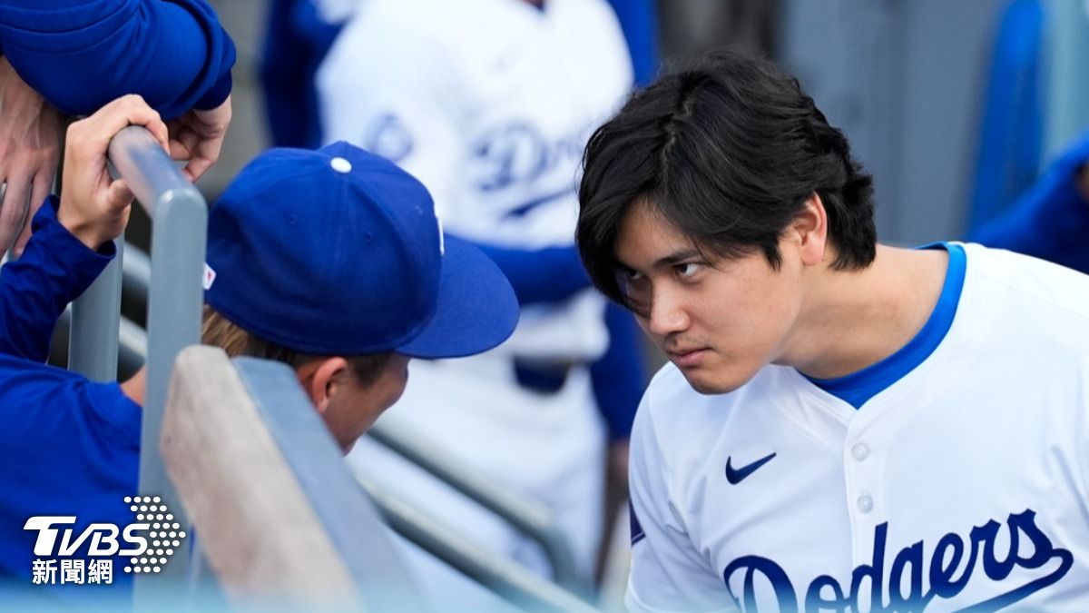 山本由伸(圖左)與隊友大谷翔平(圖右)。(圖/達志影像美聯社)