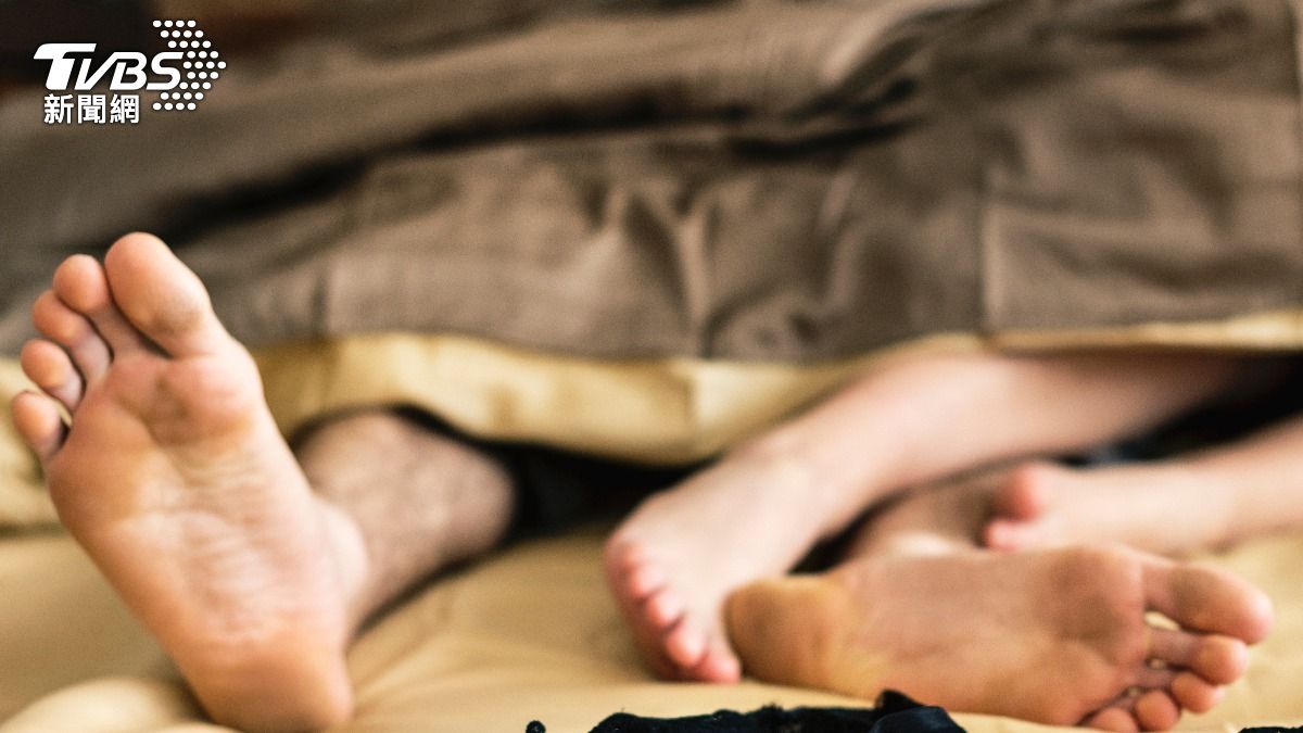 人妻委請徵信社調查，果不其然查到閨密已經搭上心愛的丈夫。（示意圖／shutterstock達志影像）