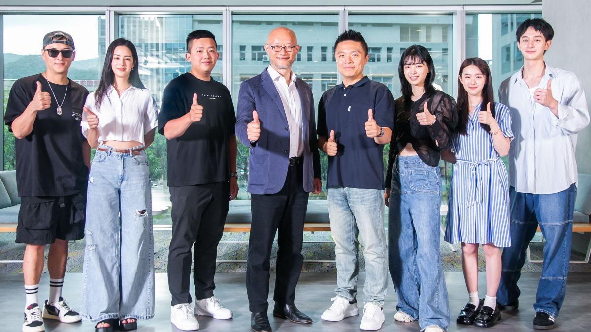 莫允雯（左二）、張軒睿（右一）、鄭人碩（左一）劇中將有突破演出。（圖／LINE台灣提供）