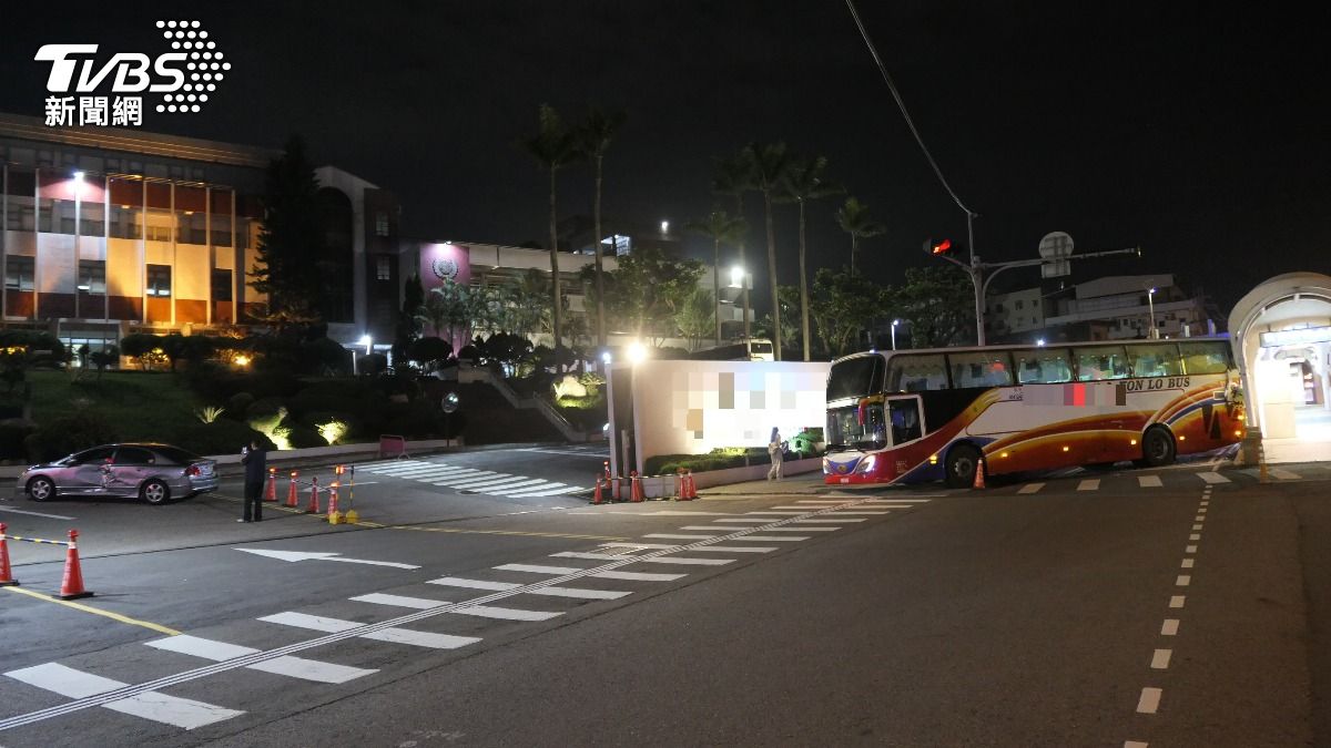 BRT車站毀損。（圖／TVBS）