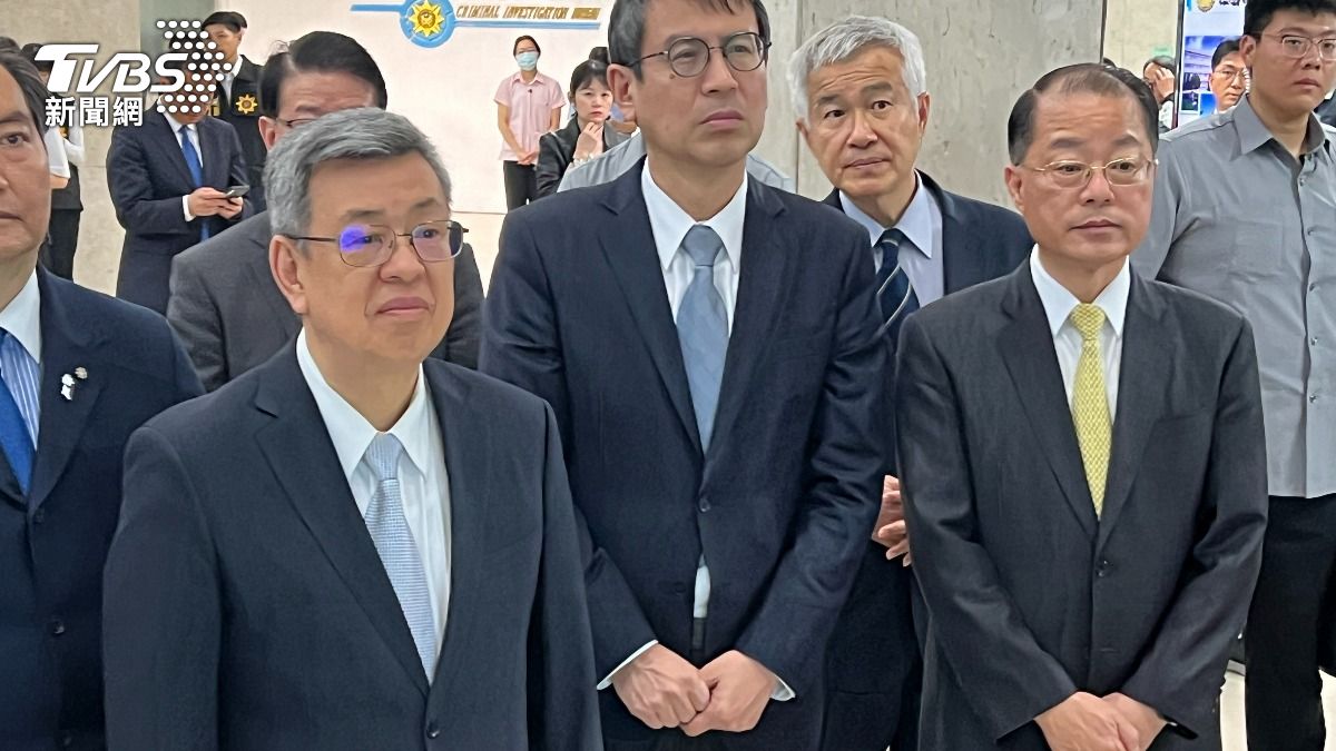 行政院長視察打詐成果,警政署長黃明昭(右一)全程陪同。(圖/張貴翔攝)