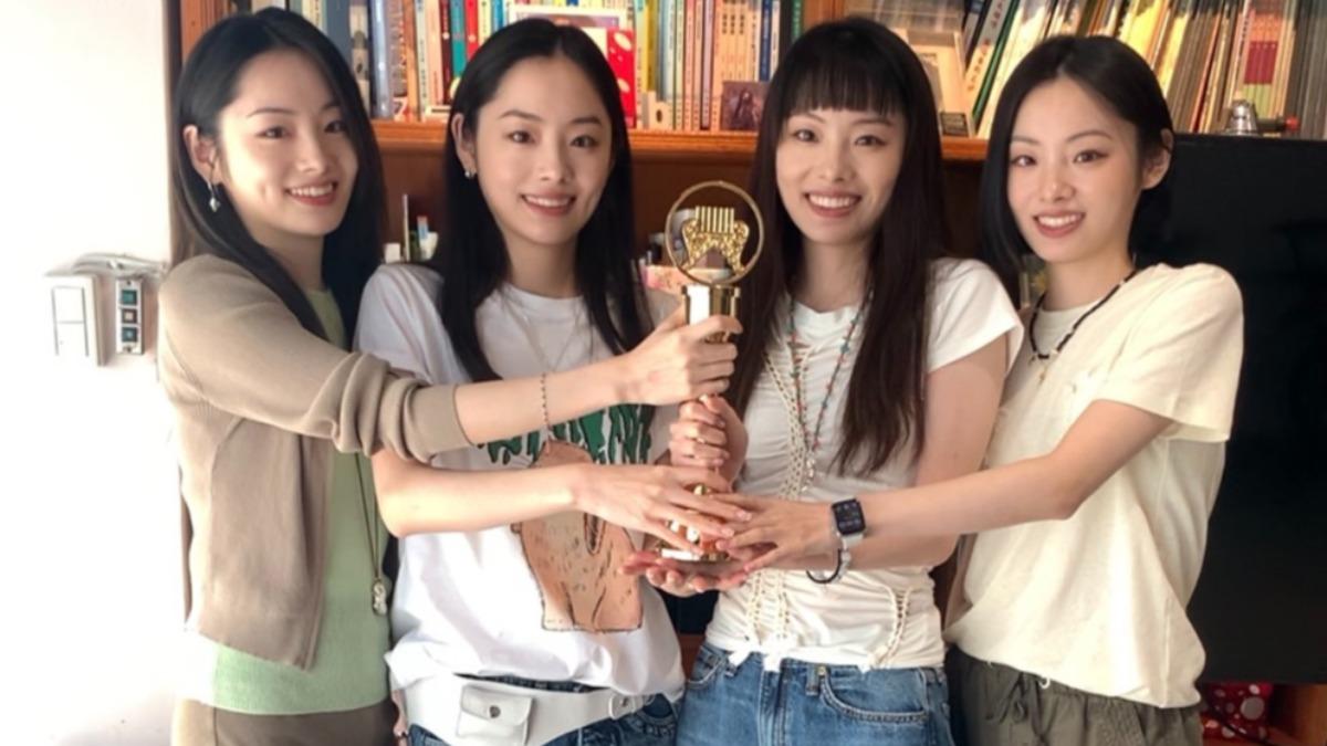 4胞胎女團「紅飛林」許願入圍金曲獎，更爭先拿獎座沾沾喜氣。（圖／紅飛林提供）