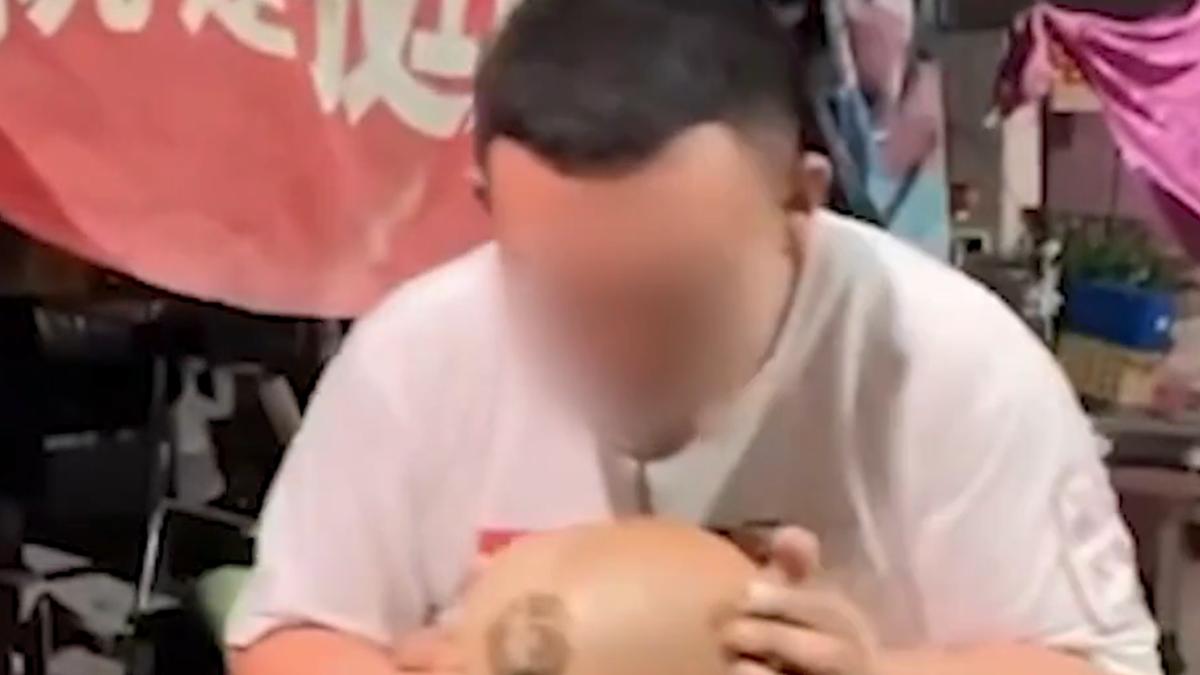 陳男未經攤主同意下,直接拿取路邊攤椰子剖開飲用,友人還全程錄影PO網炫耀。(圖/翻攝自社會事新聞影音)