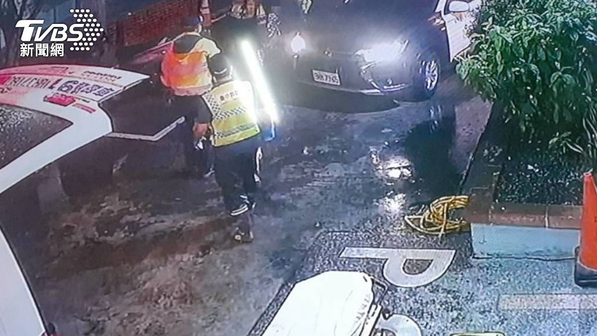 貼心員警還請救護人員來幫老翁檢查。(圖/TVBS)