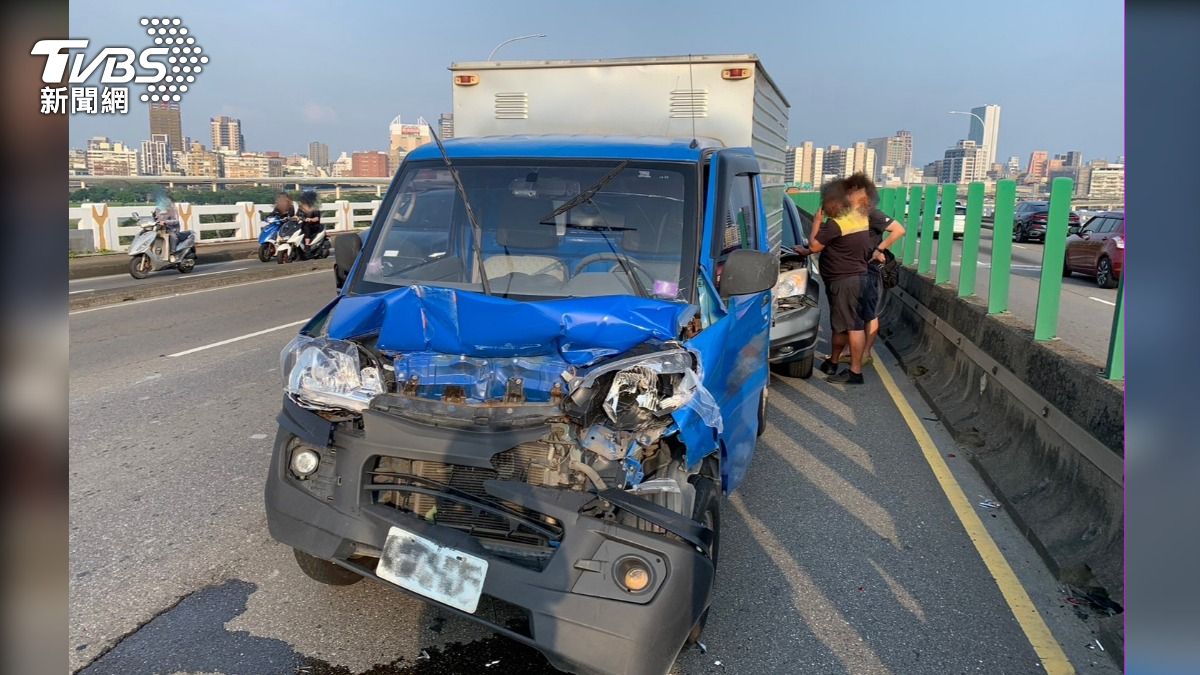 肇事的小貨車車頭凹陷變形。（圖／TVBS）