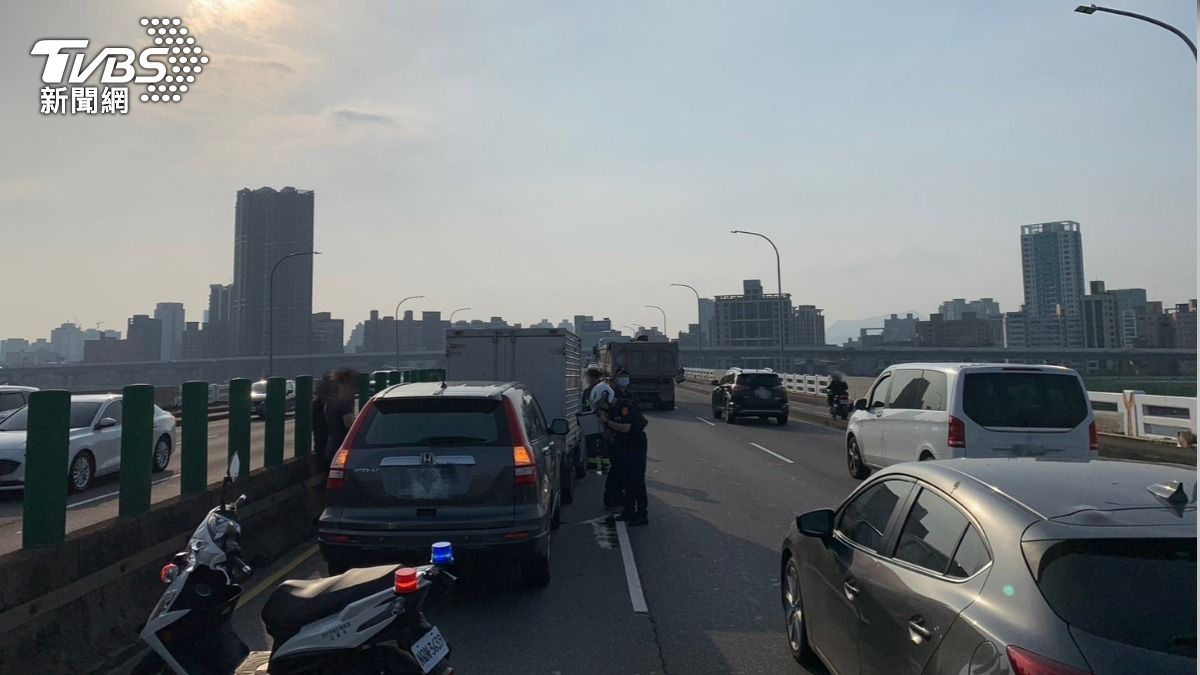 現場為4車連環追撞,一度造成車流嚴重回堵。(圖/TVBS)
