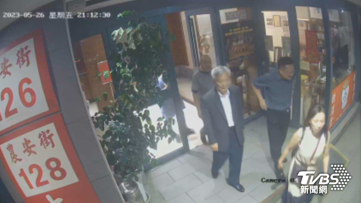 台北市警局長張榮興(左白髮西裝者)晚間9時許也從包廂離開。(圖/TVBS)