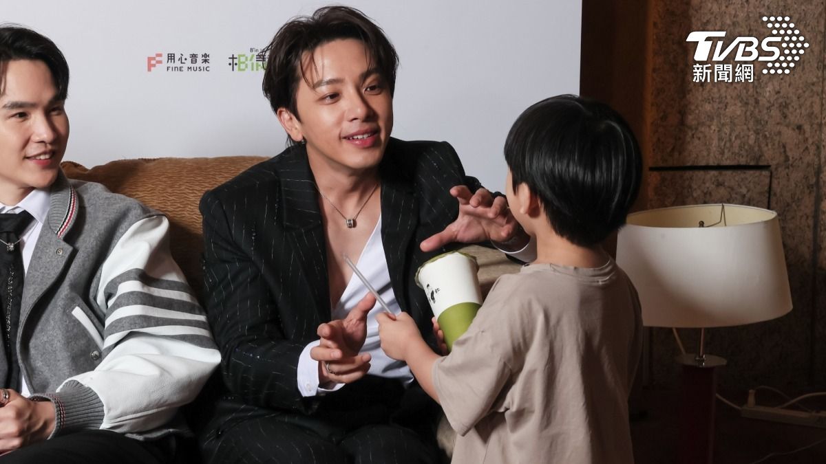 阿弟的小兒子「豬寶」現身探班，更送上飲料給坤達等人。（圖／趙世平攝）