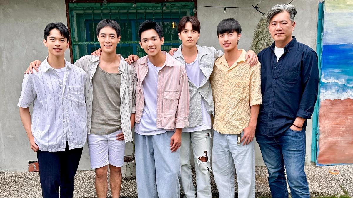 《印象‧青春》演員群,左起:編劇林煒傑、演員朱宇謀、文威登、徐謀俊、簡楨庭、導演郝心翔。(圖/達騰娛樂提供)