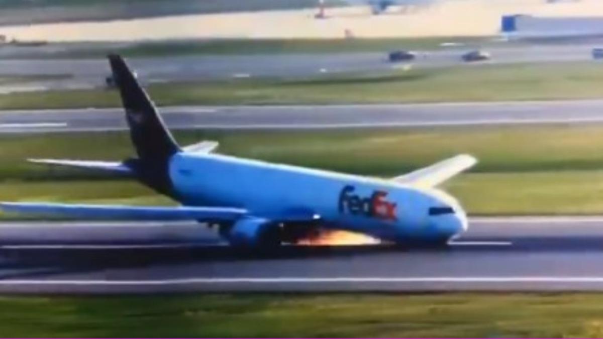 飛機起落架故障打不開,降落後機頭朝下。(圖/翻攝自X)