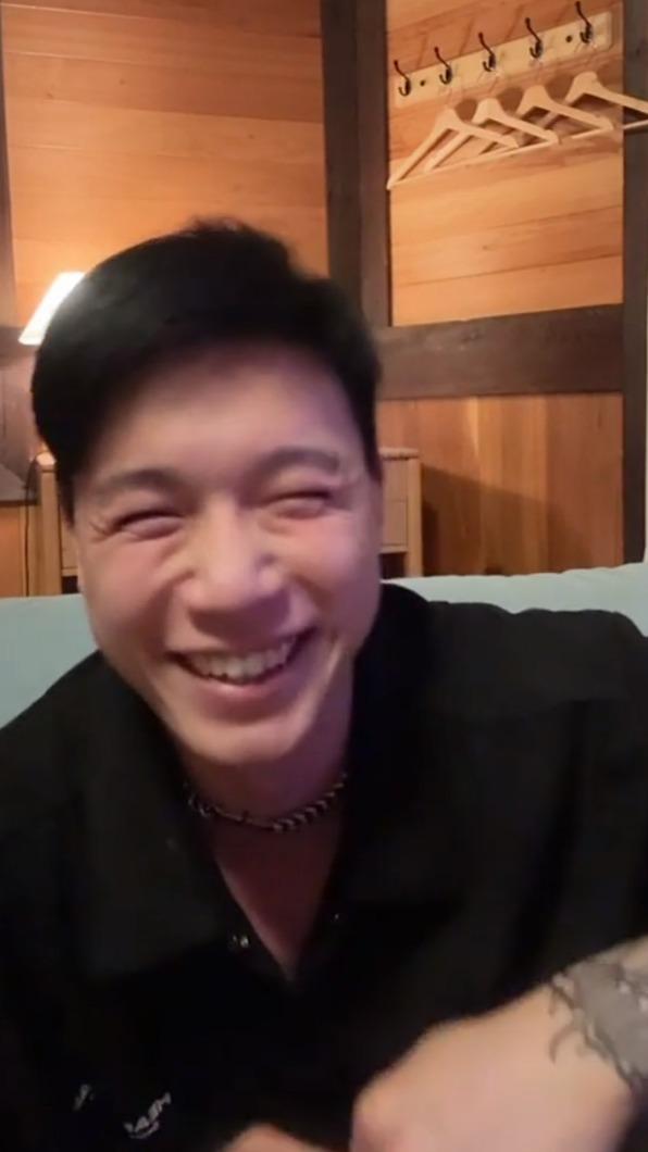 Toyz雖感冒不適,仍開直播與大家互動。(圖/翻攝浪LIVE)