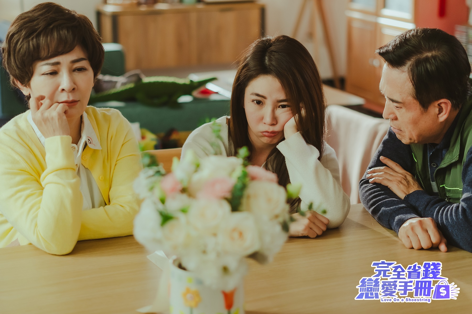 左起王彩樺、郭書瑤、檢場一家都以省錢為最高原則。。（圖／TVBS）