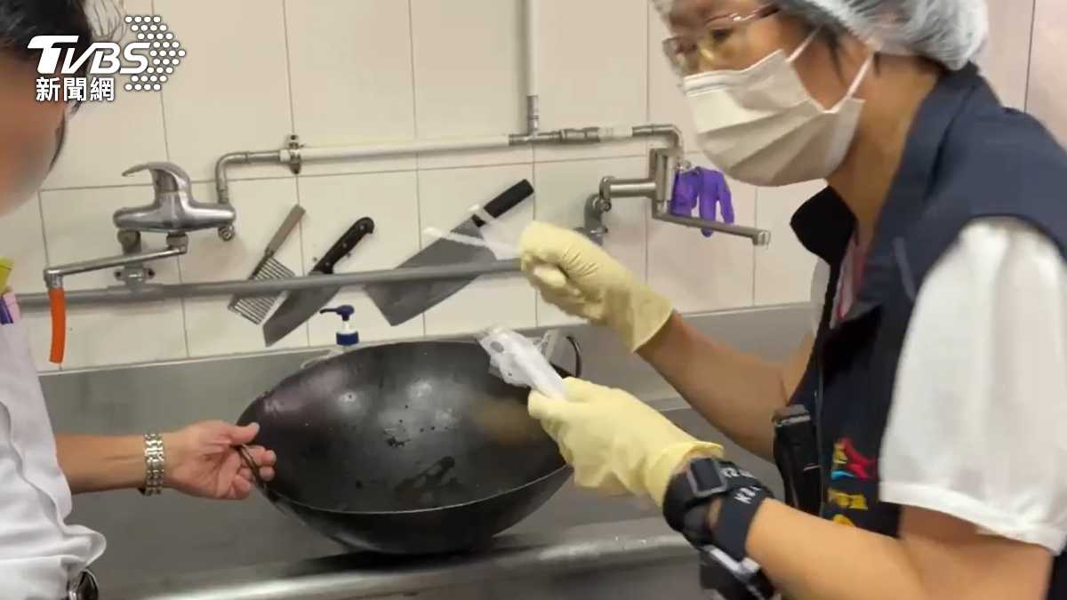 食安處人員稽查鍋具內的檢體。(圖/TVBS)