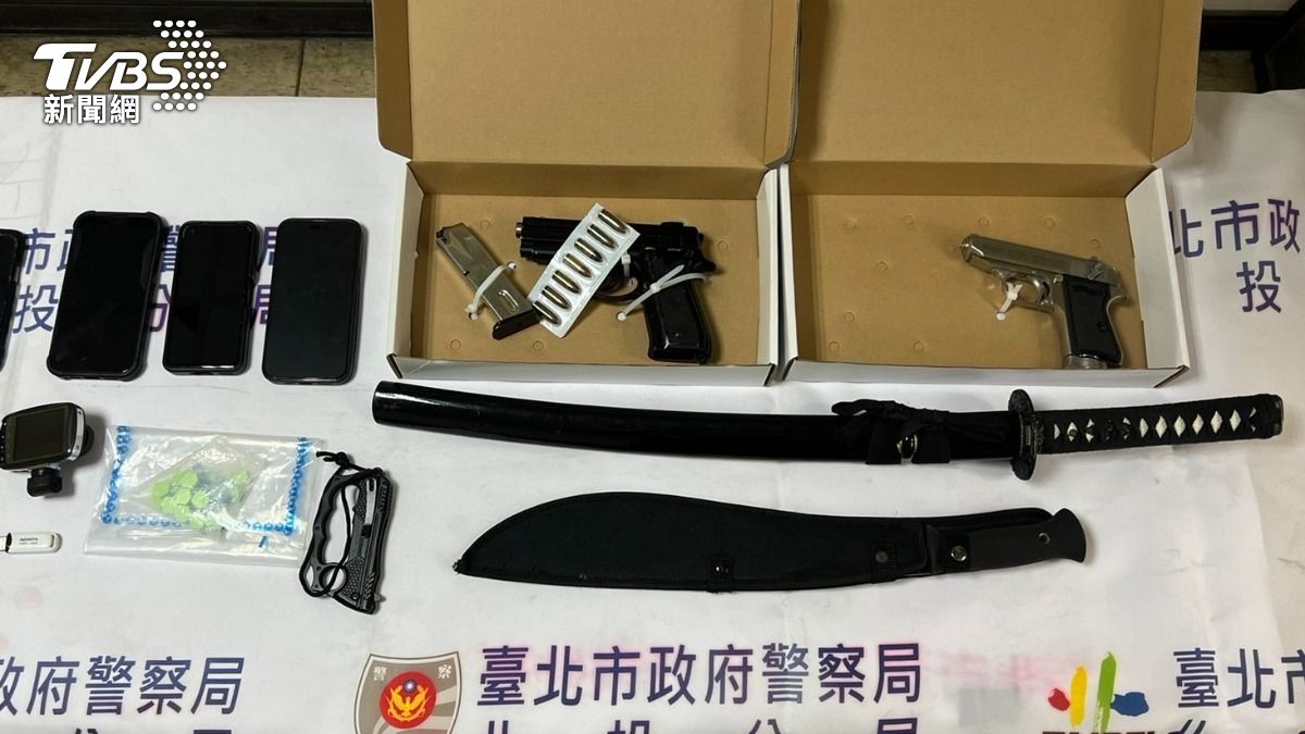 警方現場查扣槍枝刀械。(圖/TVBS)