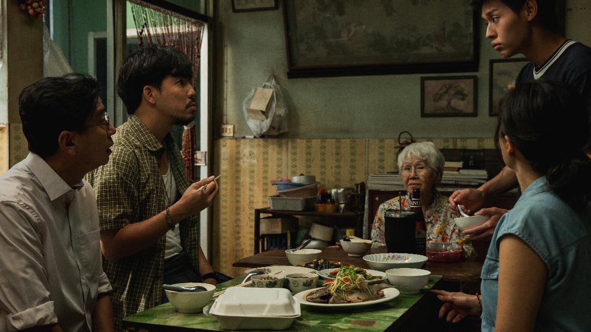 家族中每個人對阿嬤好都帶有目的性,而阿嬤自己也知道。(圖/CATCHPLAY提供)
