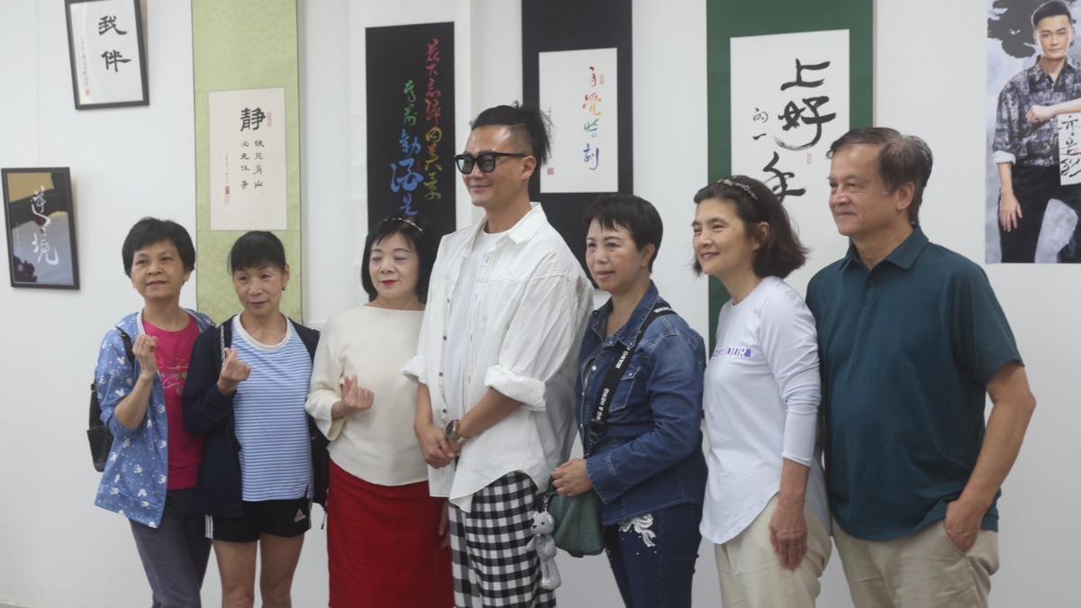 林俊逸(中)的書法展吸引許多師生、粉絲到場搶看。(圖/媒體棧提供)