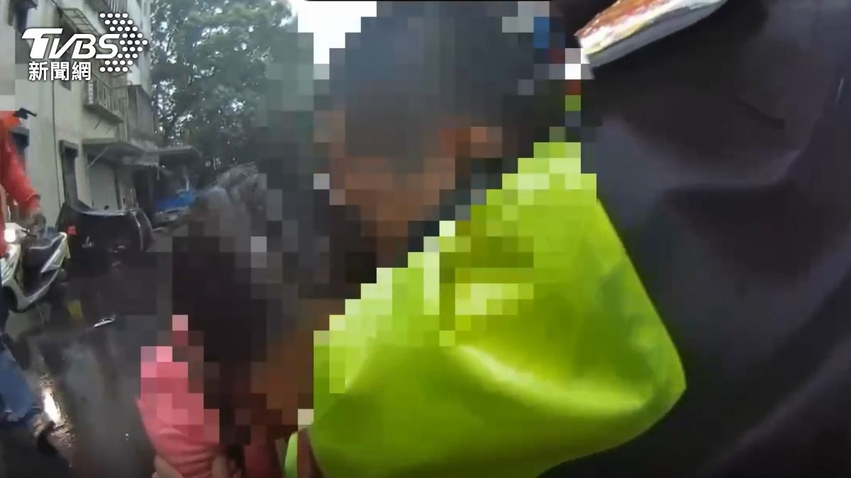 愛到卡慘死!通緝男遭警噴辣椒水 女友痛哭相擁還想幫頂罪