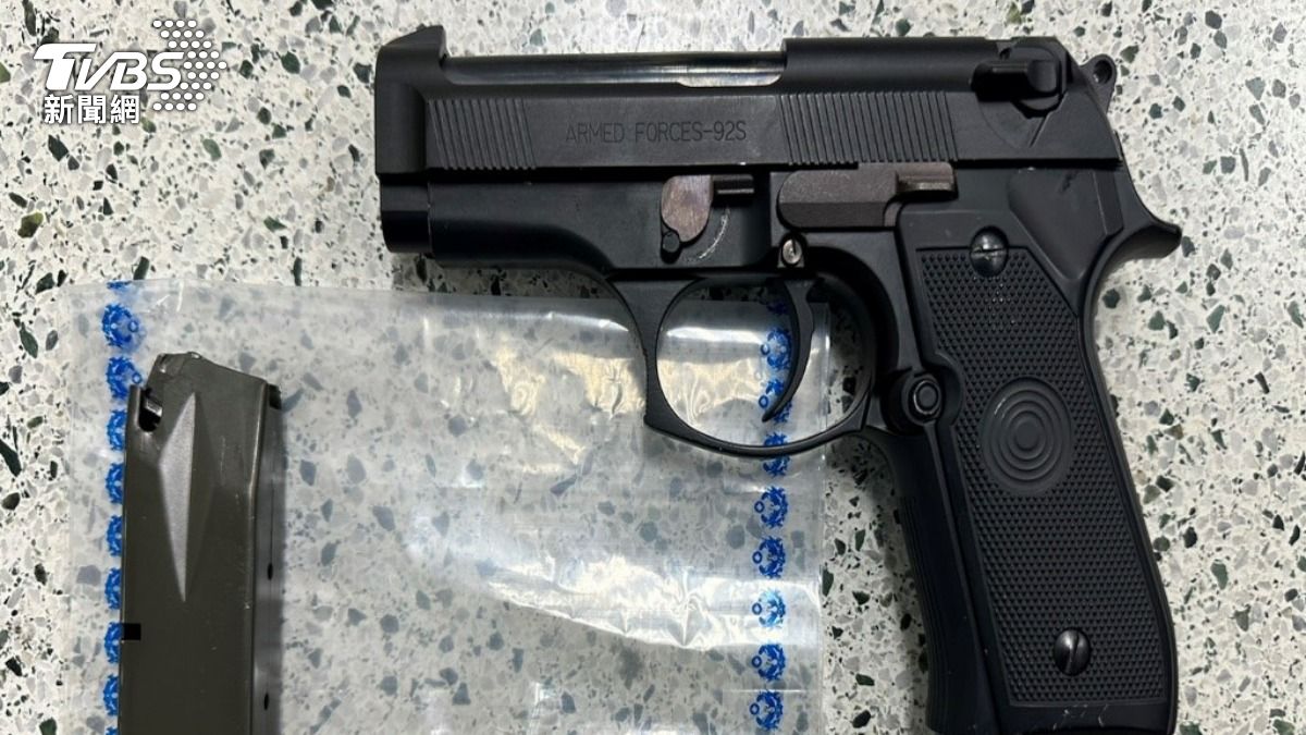 警方查偽鈔案意外查獲槍枝與毒品。（圖／TVBS）