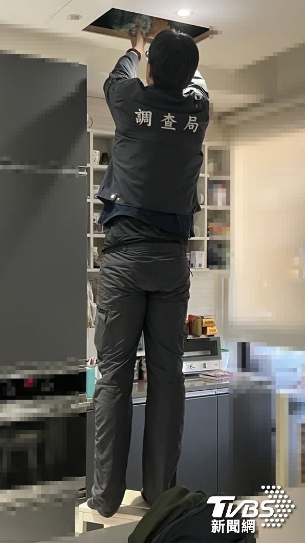 檢方在天花板竟藏有2000多萬元現金。(圖/TVBS)
