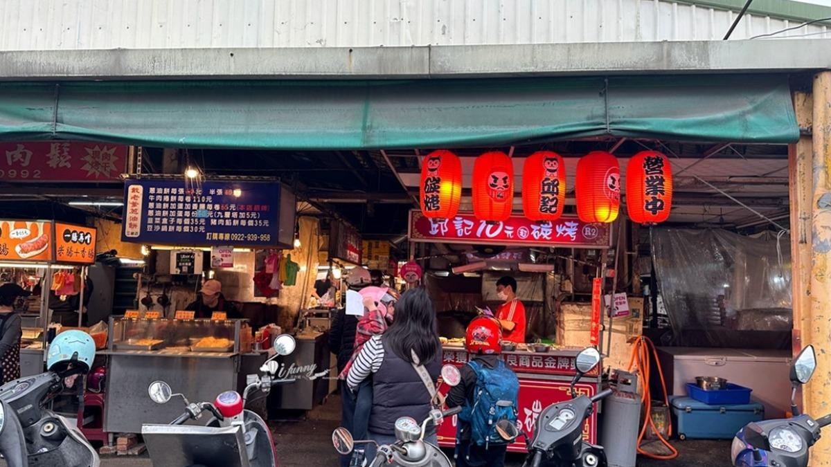 想找到「餐包的故事」,記得從這家「邱記10元碳烤」旁邊的巷子走進去就可以看到。(圖/ifunny艾方妮的遊樂場提供)