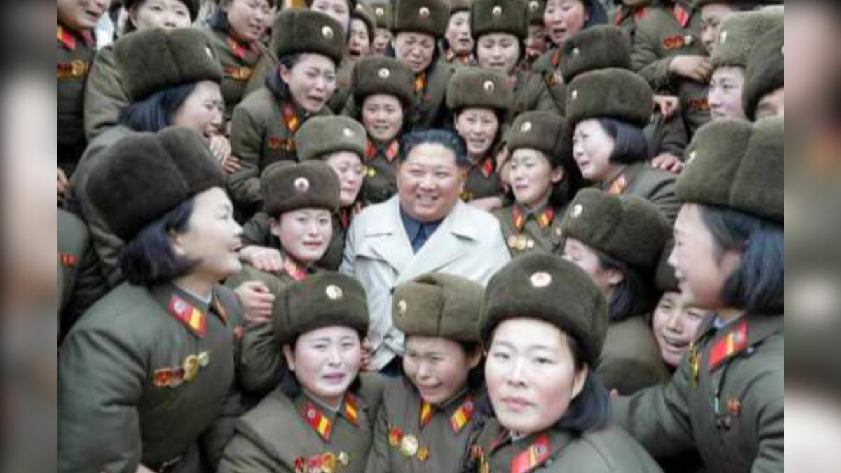 金正恩與北韓女兵。(圖/翻攝自每日北韓)