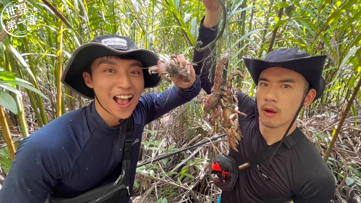 JR紀言愷(右)、卞慶華跟著海島人用最原始的方式自給自足。(圖/八大提供)