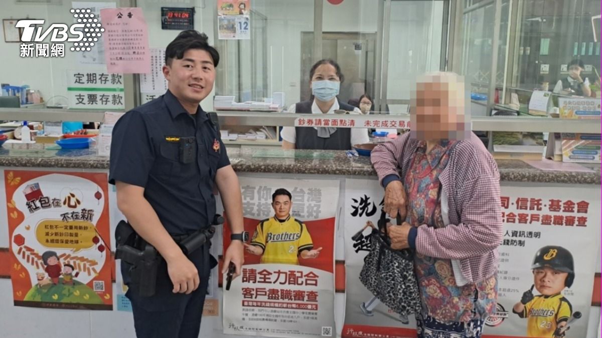 斗六警阻止老婦人遭騙匯款。(圖/TVBS)