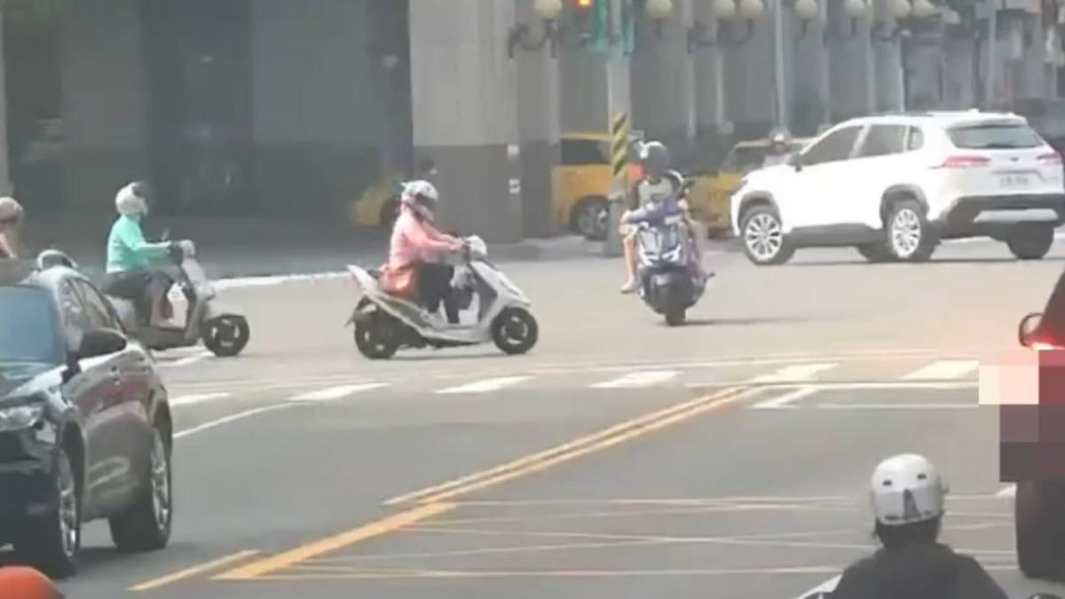 另一角度監視器畫面。（圖／苓雅分局提供）