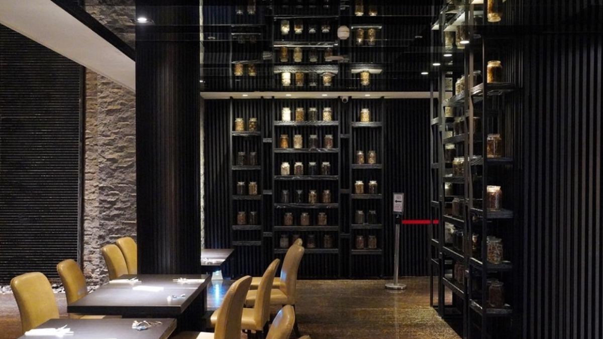 「阿力海百匯餐廳」裝潢簡約而氣派,用餐空間非常寬敞。(圖/阿華田的美食日記提供)