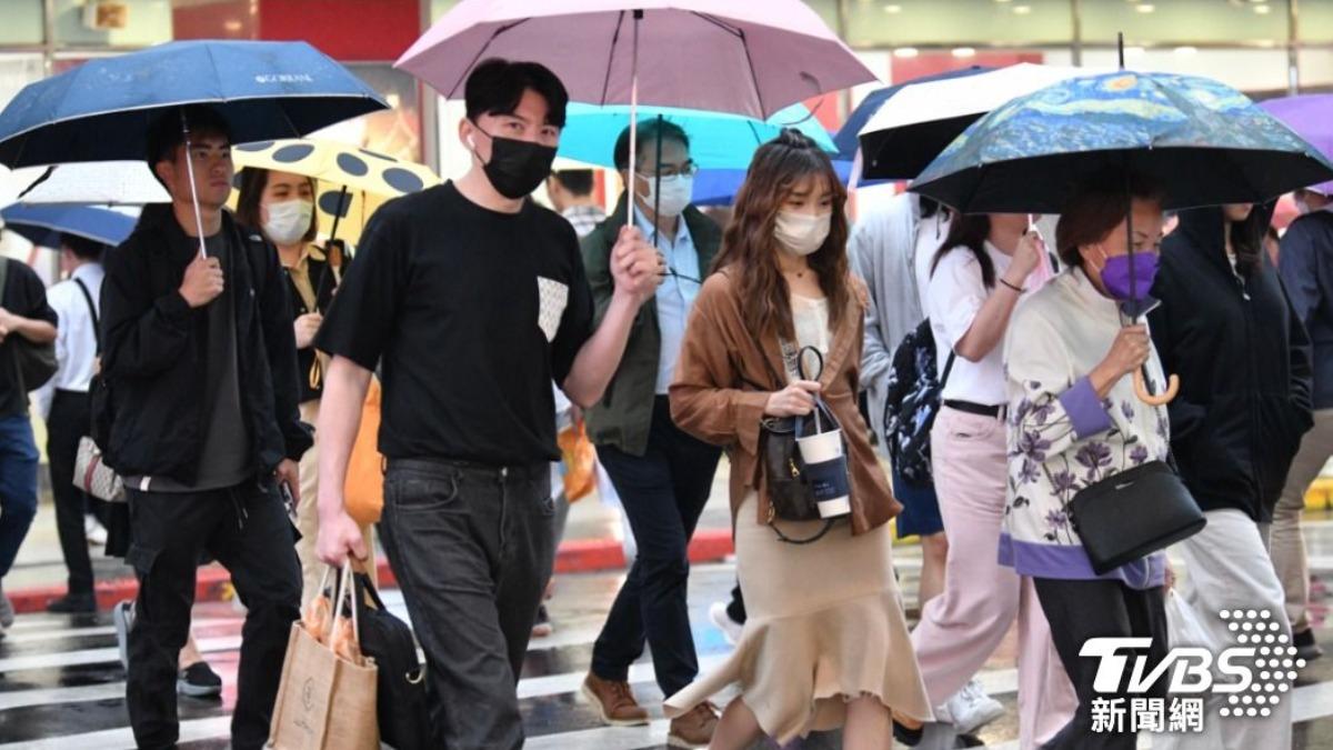 母親節變天倒數!鋒面報到雨區擴 雷雨狂炸「低溫探20度」