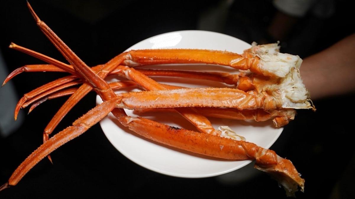 松葉蟹腳大到跨出盤面,肉質飽滿,鮮汁橫流。(圖/阿華田的美食日記提供)