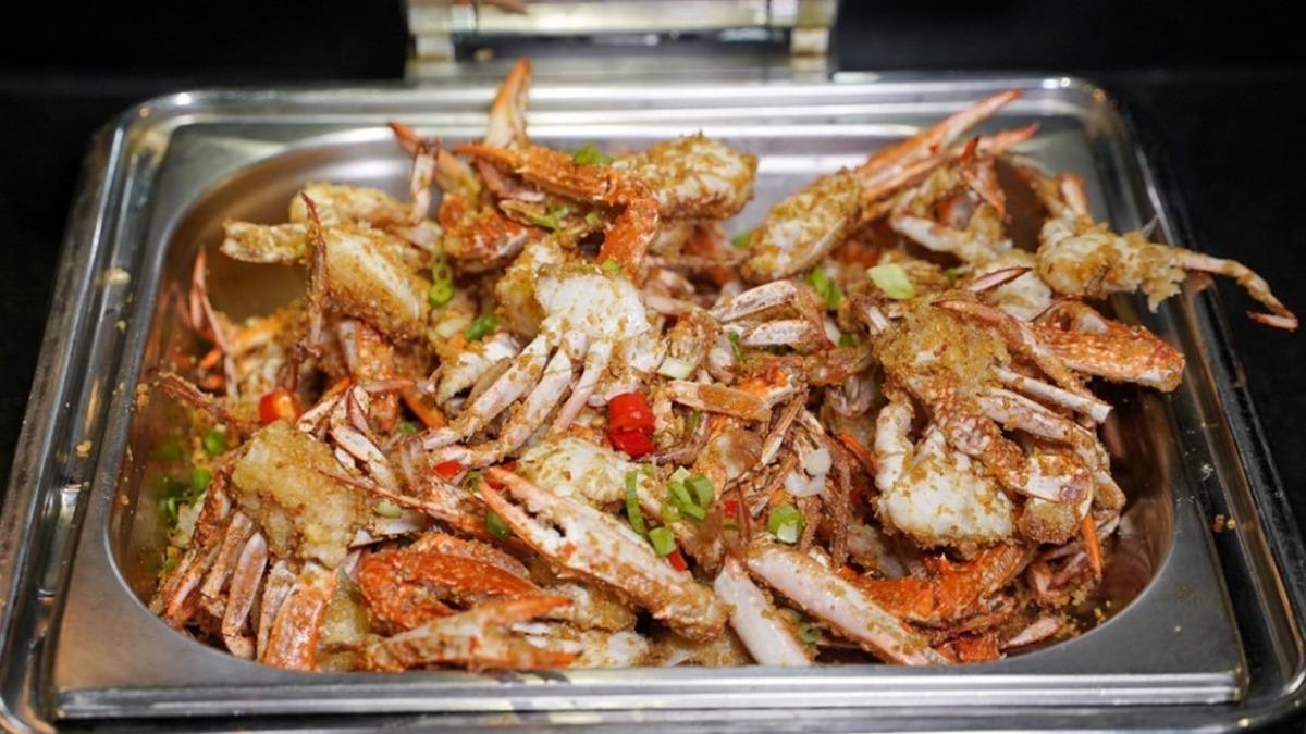 熟食區的「避風塘炒蟹」鮮香惹味。(圖/阿華田的美食日記提供)