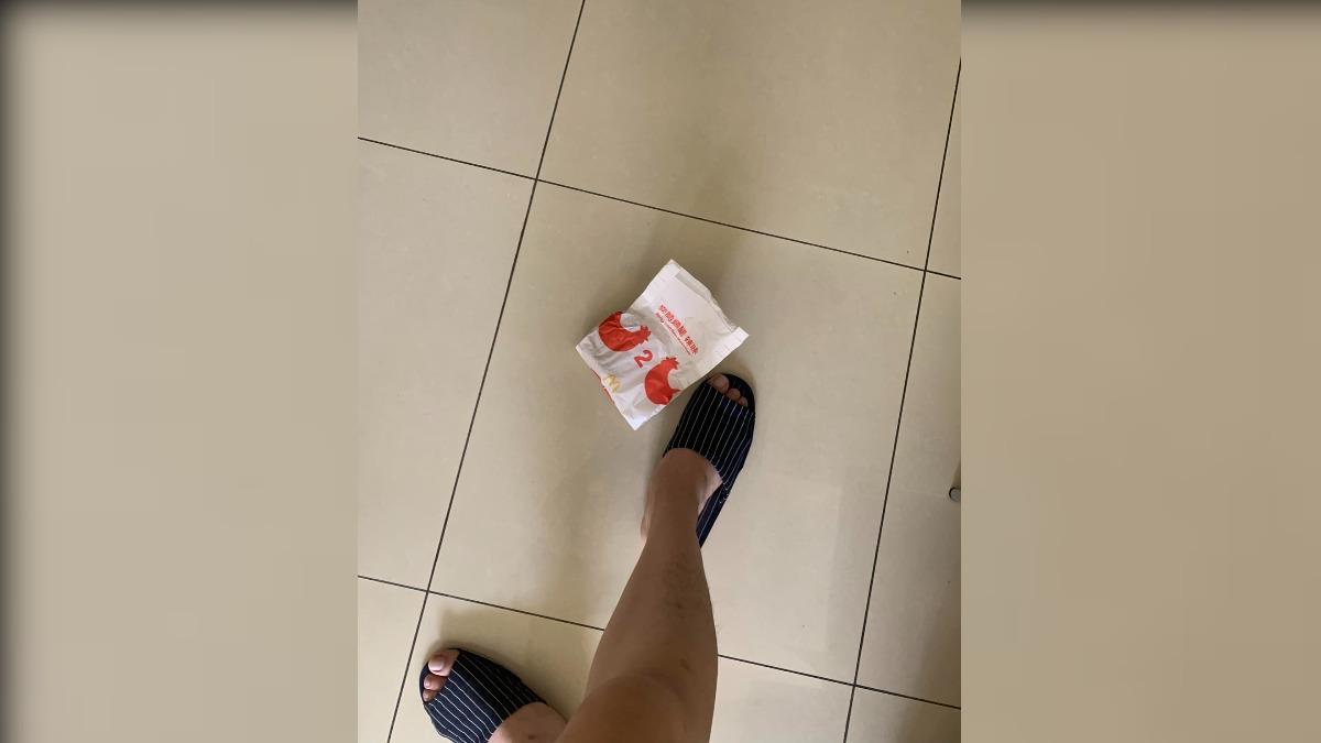 失業借住朋友家!友幫買「麥脆雞」 他暴怒扔地:當我要飯的