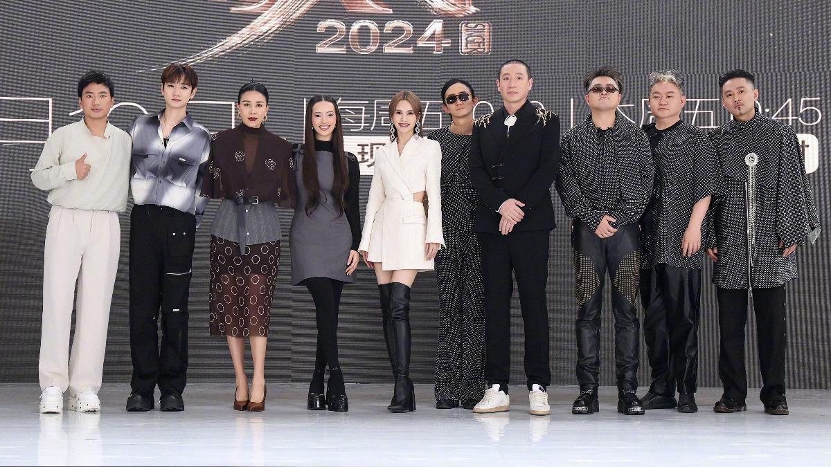 那英(左三)和楊丞琳(左五)出席《歌手2024》發布記者會。(圖/翻攝自湖南衛視歌手微博)