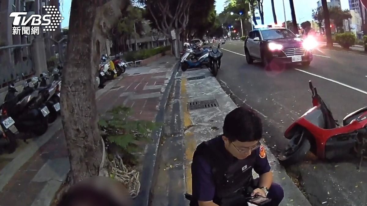 警消趕赴現場後將兩名受傷義交送醫，肇事竺男則是當場被逮捕。（圖／TVBS）