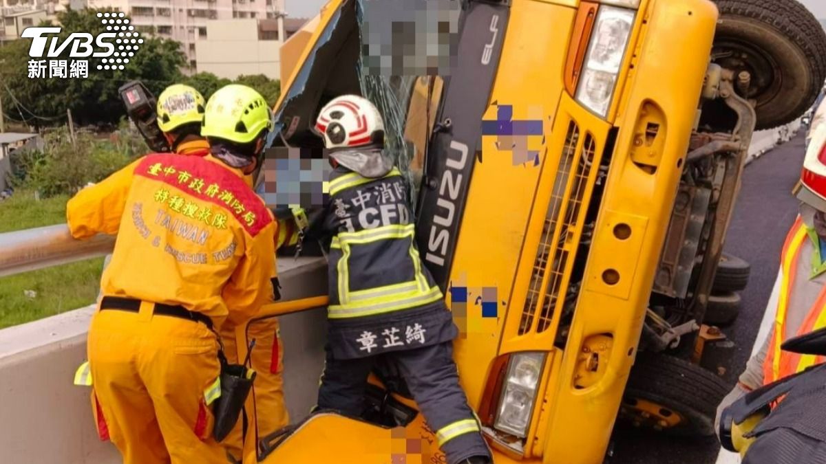 不熟操作!台中2移工開工程車側翻 1人「遭擠壓」重傷