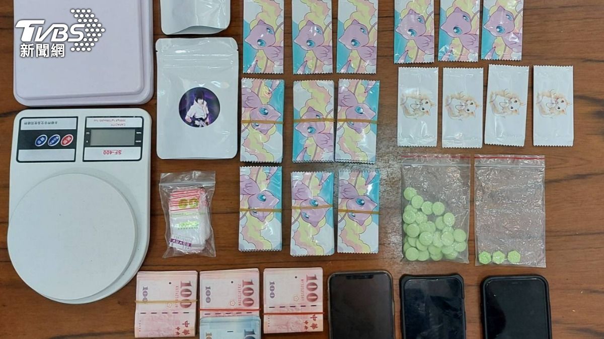 警方查扣毒品、贓款等相關證物。(圖/TVBS)