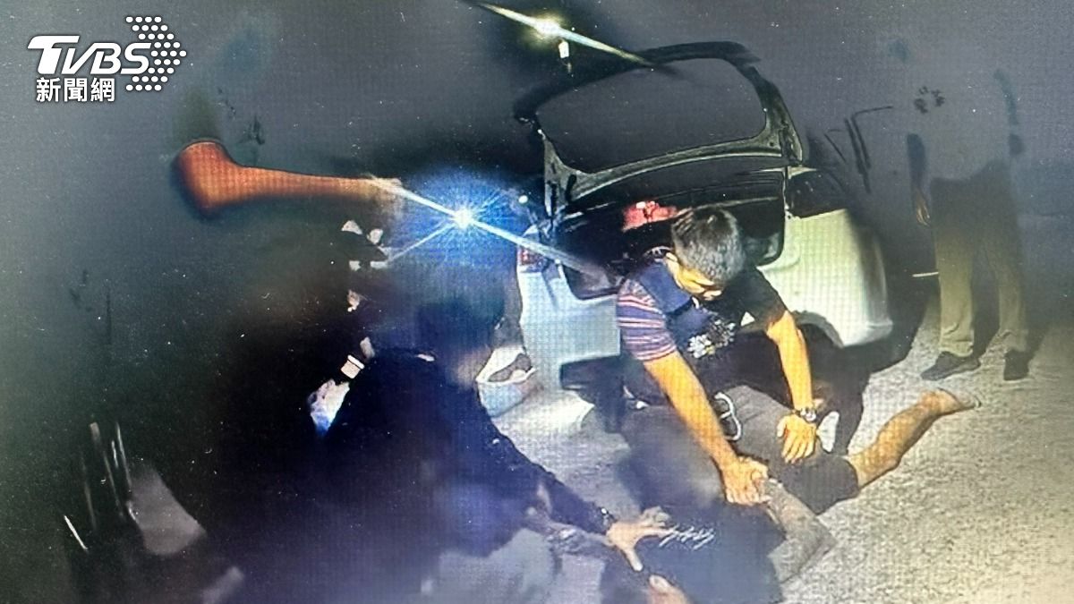 警方迅雷不及掩耳之勢逮捕主嫌吳男及共犯陳男。(圖/TVBS)