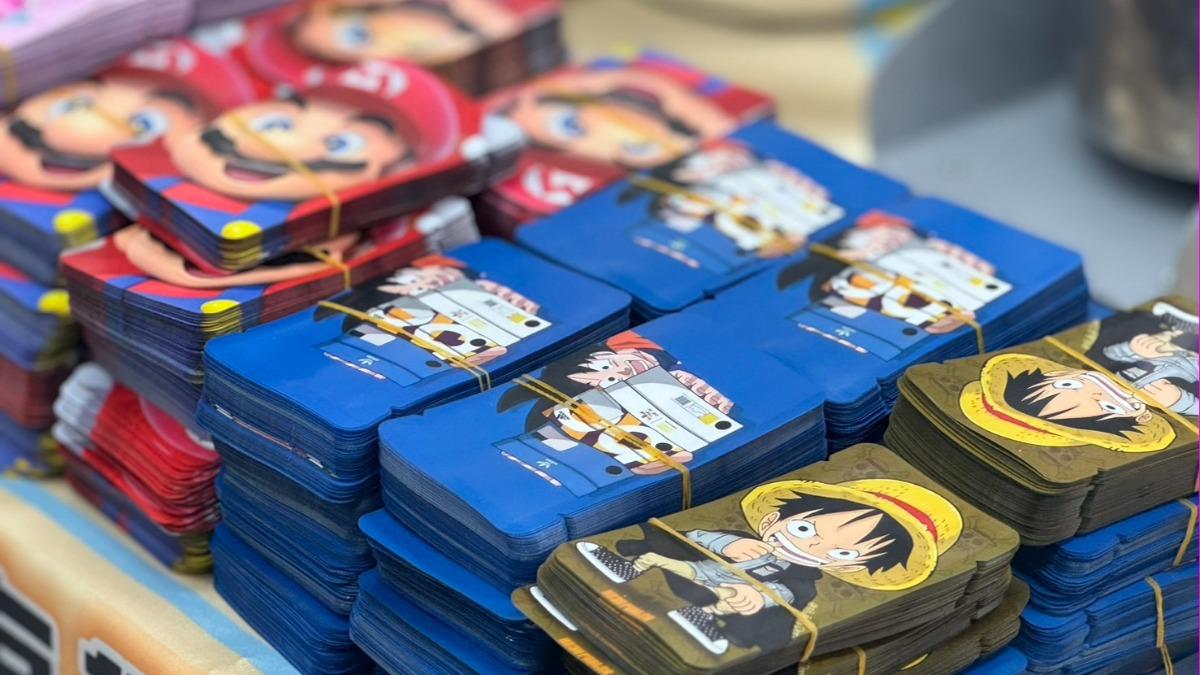 販售的毒品咖啡包裝上印有流行動漫包裝。(圖/林雅婷攝)