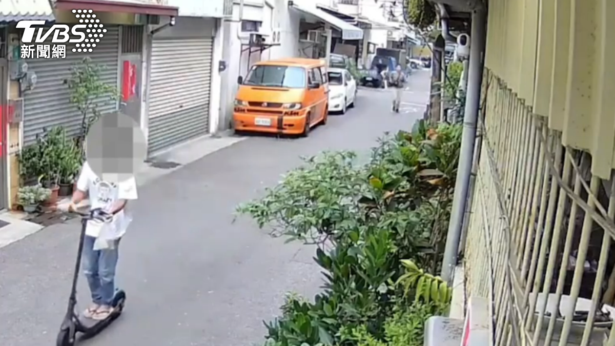 毒販騎滑板車悠哉返家時,卻未注意到一票員警在身後尾隨。(圖/TVBS)