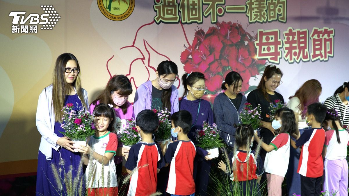 小朋友送花禮給母親。(圖/TVBS)
